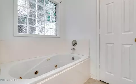Bath - 154 Chestnut Dr, Brandon, MS 39047 photo 5 of 6