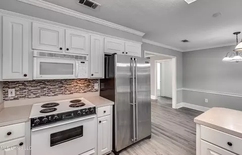 Kitchen - 154 Chestnut Dr, Brandon, MS 39047 photo 5 of 7