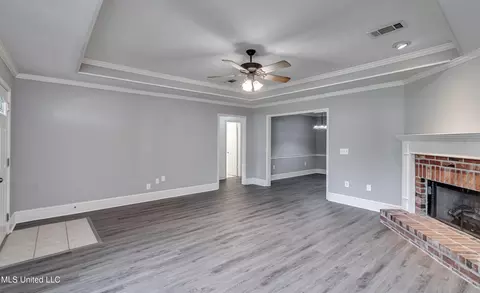 Living - 154 Chestnut Dr, Brandon, MS 39047 photo 5 of 6