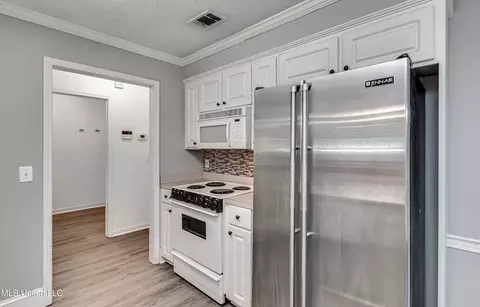 Kitchen - 154 Chestnut Dr, Brandon, MS 39047 photo 3 of 7