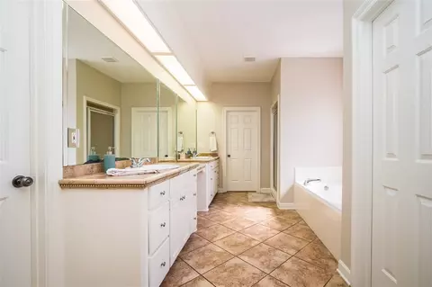 Bath - 420 Ashbourn Ct, Madison, MS 39110 photo 5 of 12