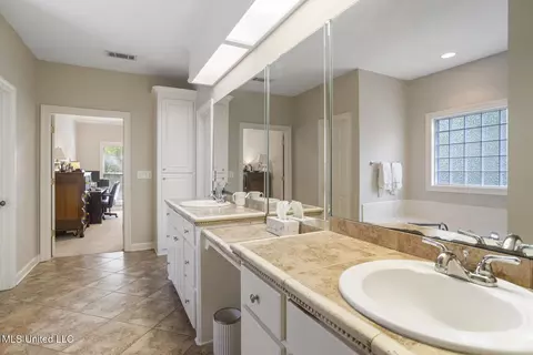Bath - 420 Ashbourn Ct, Madison, MS 39110 photo 4 of 12