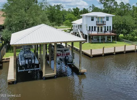 6085 Shawnee St, Kiln, MS 39556