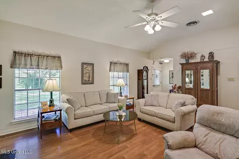 Living - 727 Laney Dr, Clinton, MS 39056 photo 3 of 4