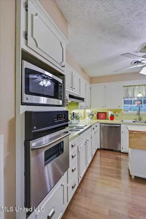 Kitchen - 727 Laney Dr, Clinton, MS 39056 photo 1 of 5