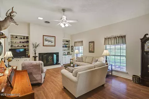 Living - 727 Laney Dr, Clinton, MS 39056 photo 2 of 4