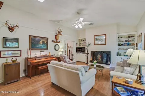 Living - 727 Laney Dr, Clinton, MS 39056 photo 1 of 4