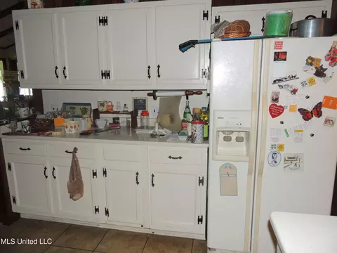 Kitchen - 8671 Bob White Dr, Hernando, MS 38632 photo 4 of 4
