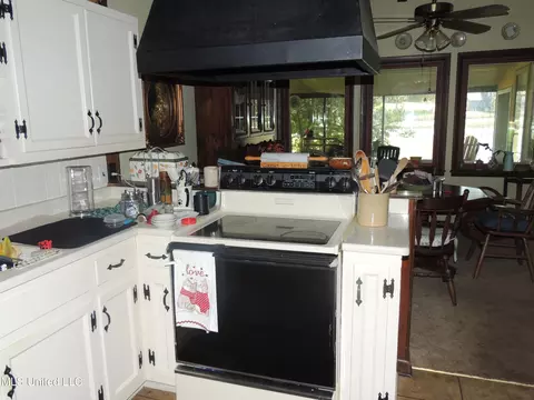 Kitchen - 8671 Bob White Dr, Hernando, MS 38632 photo 3 of 4