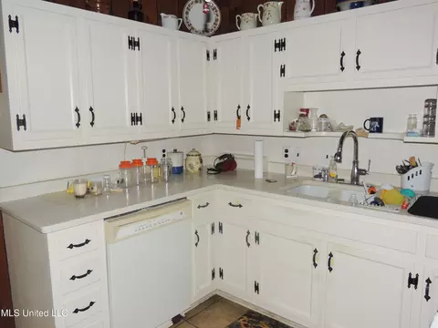 Kitchen - 8671 Bob White Dr, Hernando, MS 38632 photo 2 of 4