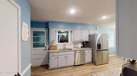 Kitchen - 3902 S Windermere Dr, Nesbit, MS 38651 photo 2 of 3