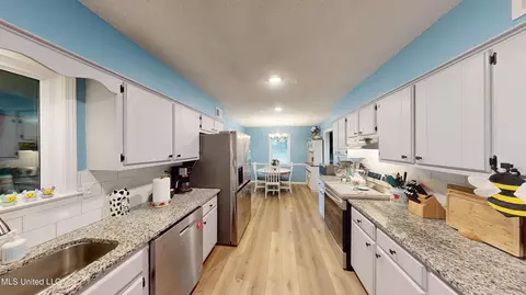 Kitchen - 3902 S Windermere Dr, Nesbit, MS 38651 photo 3 of 3