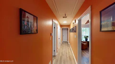 Entry Way - 3902 S Windermere Dr, Nesbit, MS 38651 photo 5 of 6