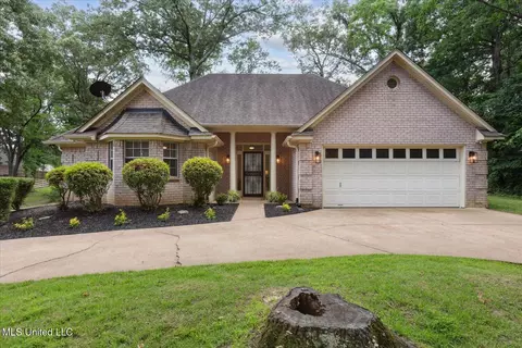 4275 Bienville Rd, Nesbit, MS 38651