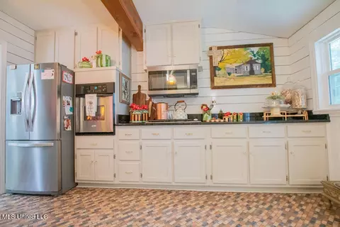 Kitchen - 65 Vaiden Dr, Hernando, MS 38632 photo 2 of 2