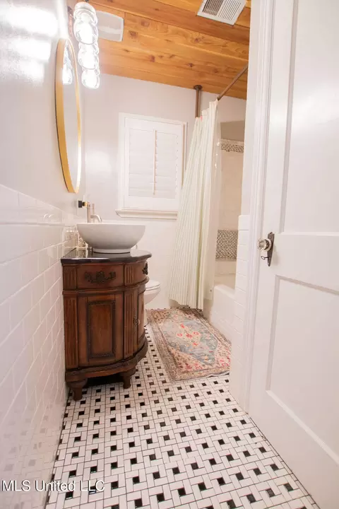 Bath - 65 Vaiden Dr, Hernando, MS 38632 photo 1 of 3