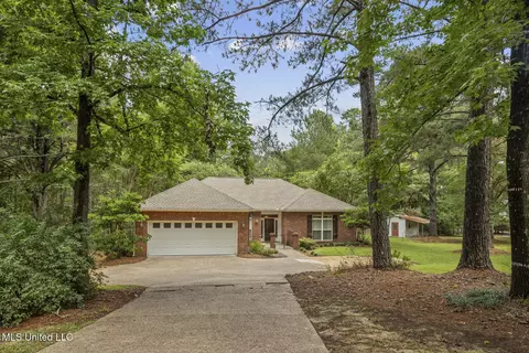 135 Hidden Cv, Florence, MS 39073