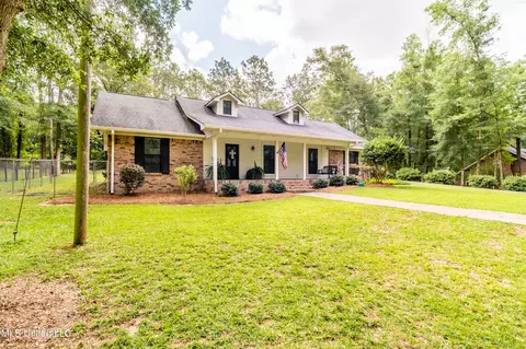 136 Clinton Dr, Lucedale, MS 39452 photo 2