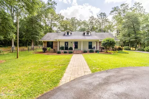 136 Clinton Dr, Lucedale, MS 39452