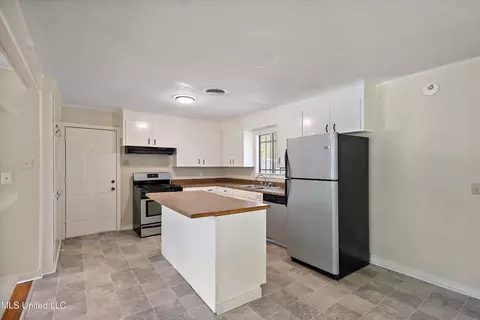 Kitchen - 2920 Robinson Rd, Jackson, MS 39209 photo 2 of 2