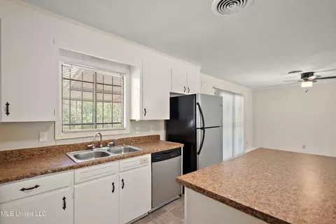 Kitchen - 2920 Robinson Rd, Jackson, MS 39209 photo 1 of 2
