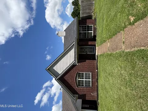 7887 S Chesterfield Dr, Southaven, MS 38671