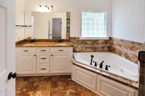 Bath - 328 Ingleside Dr, Madison, MS 39110 photo 2 of 7