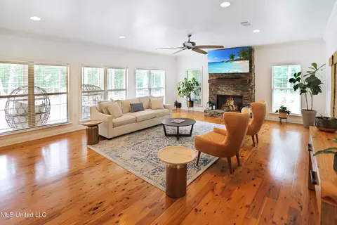Living - 328 Ingleside Dr, Madison, MS 39110 photo 2 of 2