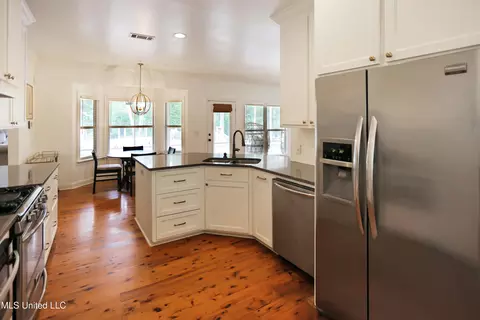 Kitchen - 328 Ingleside Dr, Madison, MS 39110 photo 4 of 4