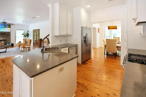Kitchen - 328 Ingleside Dr, Madison, MS 39110 photo 2 of 4