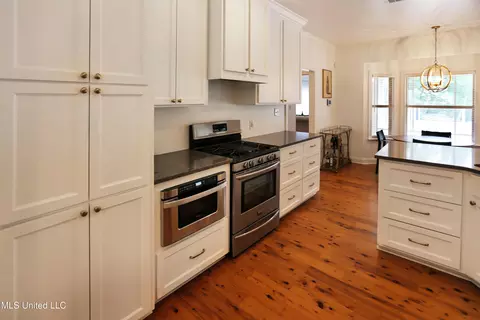 Kitchen - 328 Ingleside Dr, Madison, MS 39110 photo 3 of 4