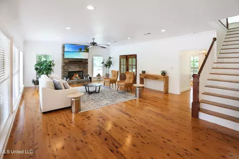 Living - 328 Ingleside Dr, Madison, MS 39110 photo 1 of 2