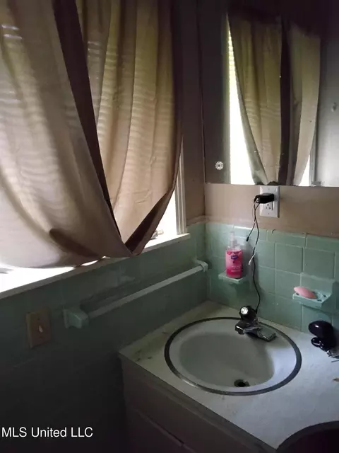Bath - 807 Line Dr, Forest, MS 39074 photo 1 of 4