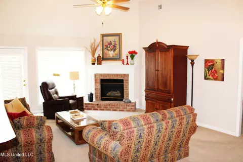 Living - 3454 W Houglass Dr, Hernando, MS 38632 photo 2 of 2
