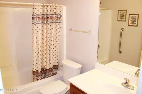 Bath - 3454 W Houglass Dr, Hernando, MS 38632 photo 3 of 3