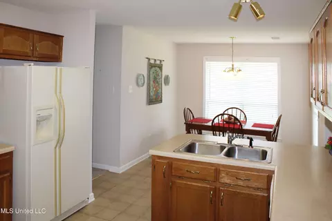 Kitchen - 3454 W Houglass Dr, Hernando, MS 38632 photo 2 of 6