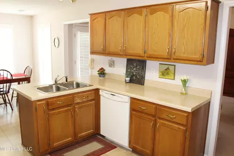 Kitchen - 3454 W Houglass Dr, Hernando, MS 38632 photo 5 of 6