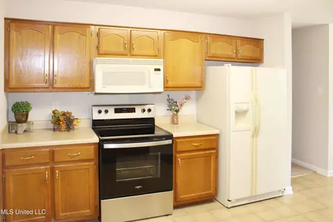 Kitchen - 3454 W Houglass Dr, Hernando, MS 38632 photo 6 of 6