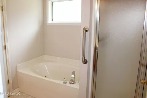 Bath - 3454 W Houglass Dr, Hernando, MS 38632 photo 1 of 3