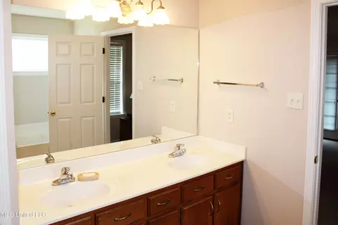 Bath - 3454 W Houglass Dr, Hernando, MS 38632 photo 2 of 3