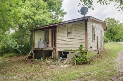 747 N Vardaman St, Wiggins, MS 39577 photo 3