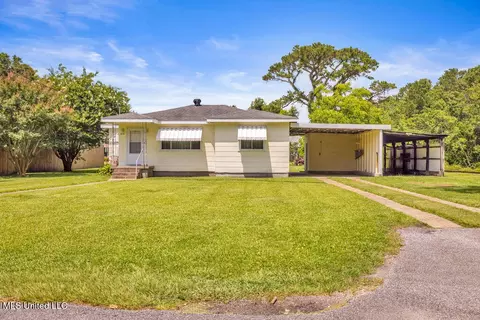 615 First Ave, Ocean Springs, MS 39564