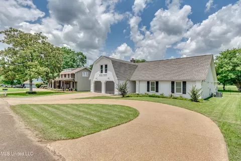594 S Deerfield Dr, Canton, MS 39046