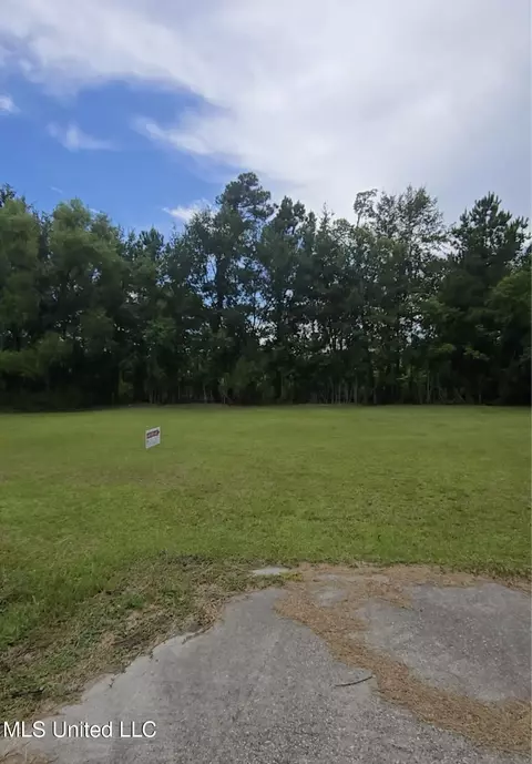 111 Pine Ridge Dr, Waveland, MS 39576