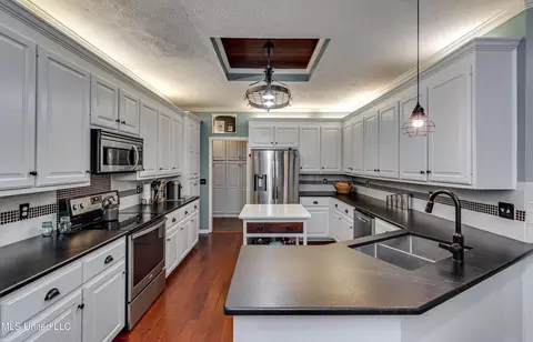 Kitchen - 568 Cliffview Dr, Brandon, MS 39047 photo 1 of 8