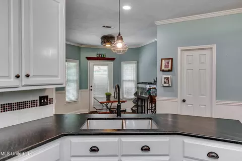 Kitchen - 568 Cliffview Dr, Brandon, MS 39047 photo 5 of 8