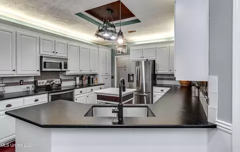 Kitchen - 568 Cliffview Dr, Brandon, MS 39047 photo 2 of 8