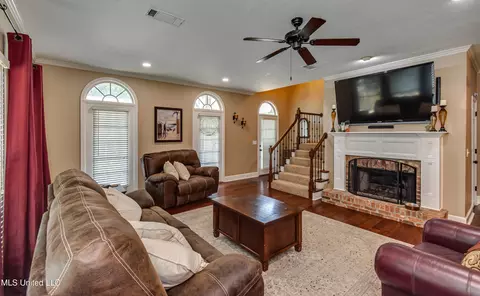 Living - 568 Cliffview Dr, Brandon, MS 39047 photo 3 of 4