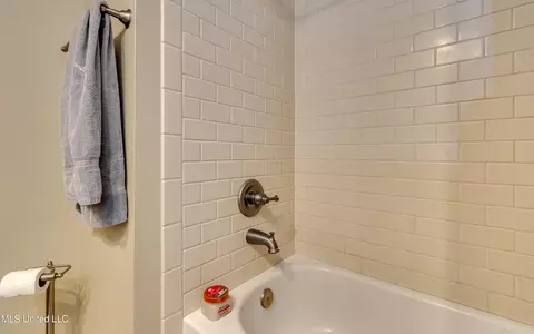 Bath - 568 Cliffview Dr, Brandon, MS 39047 photo 6 of 8