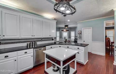 Kitchen - 568 Cliffview Dr, Brandon, MS 39047 photo 8 of 8
